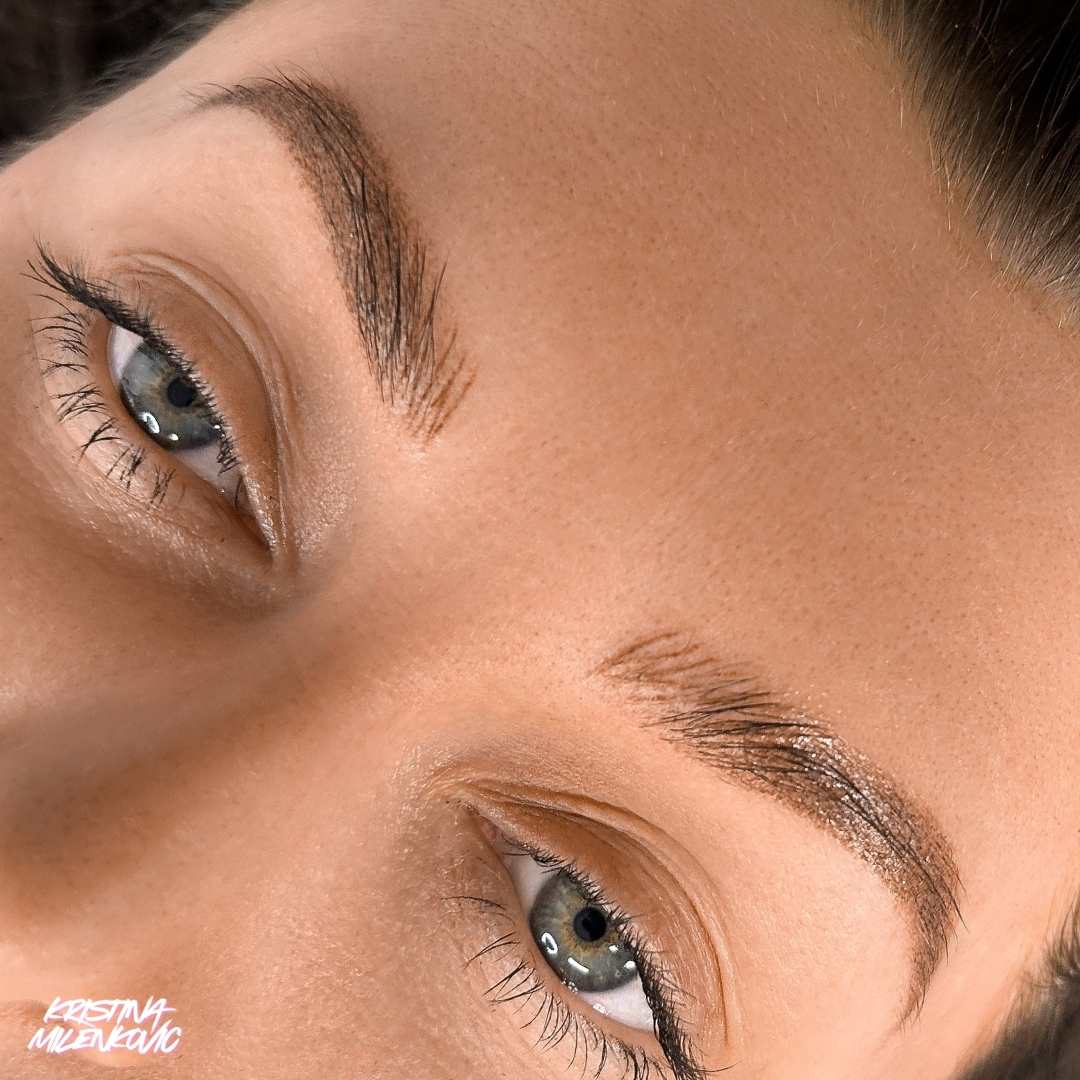 Die Kundin hat sich für die Kombi-Brows Technik entschieden um ein chönes und natürliches Permanent Make-Up Ergebnis für Ihre Augenbrauen zu erhalten.