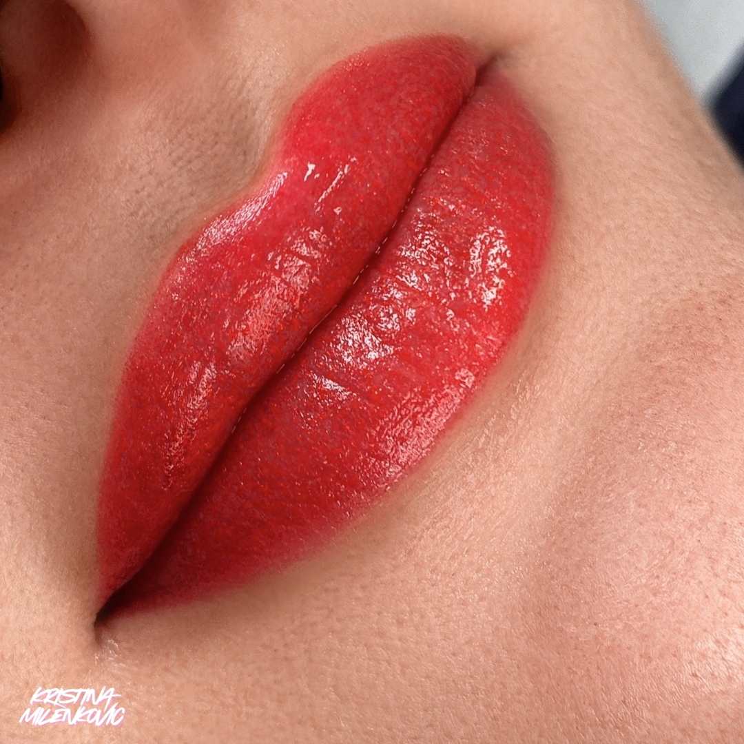 Eine volle Lippen Schattierung mit einem kräftiger roten Farbe