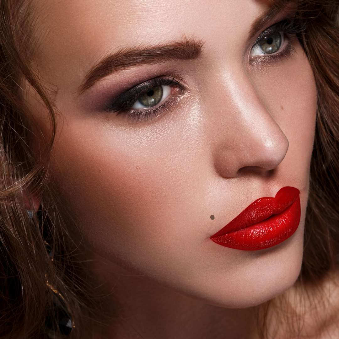 Eine Frau hat einen Schönheitsfleck über der Lippe pigmentieren lassen