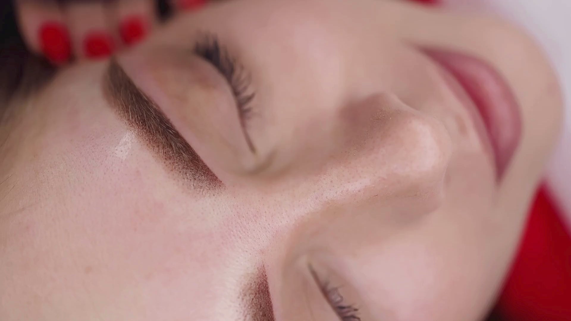 Powder-Brows bei einer Frau in Szene gesetzt